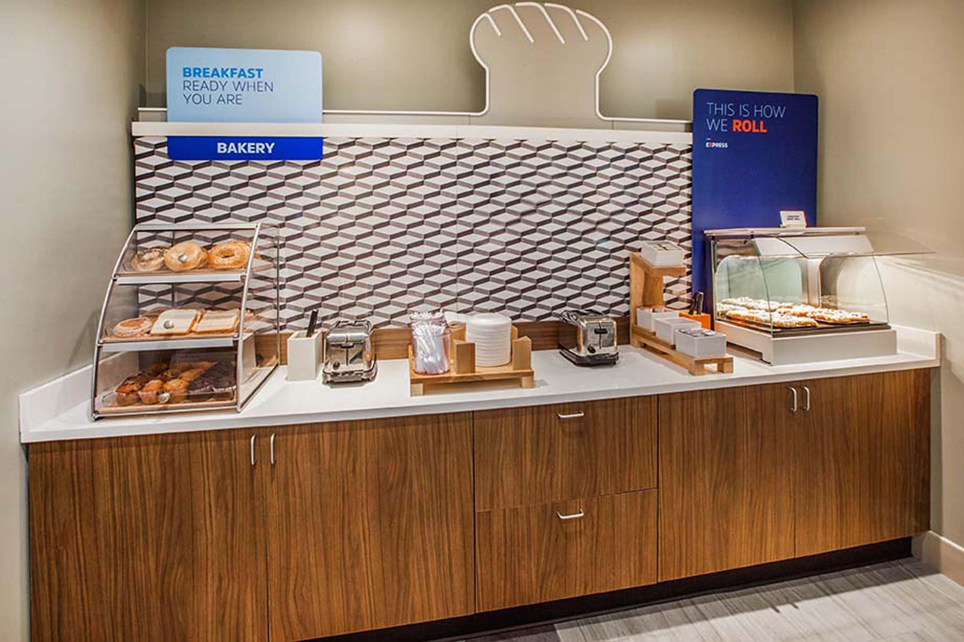 Holiday Inn Express Baltimore At The Stadiums By Ihg Экстерьер фото